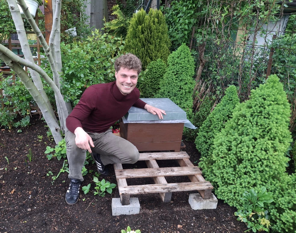 Philipp Harde neben seinem ersten eigenen Bienenvolk im Garten