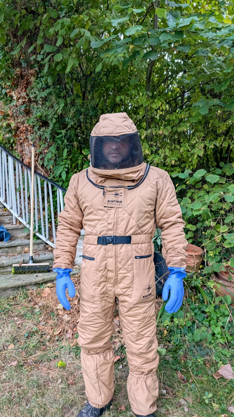 Stichfester Schutzanzug für die Entfernung von Hornissennestern