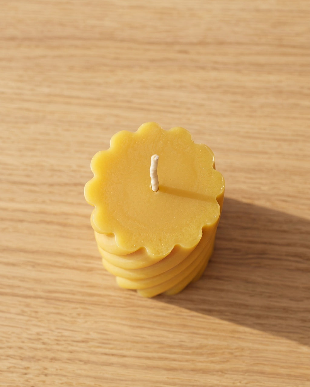 Spiralsäule aus Bienenwachs von oben mit gewelltem Rand