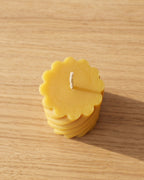 Spiralsäule aus Bienenwachs von oben mit gewelltem Rand