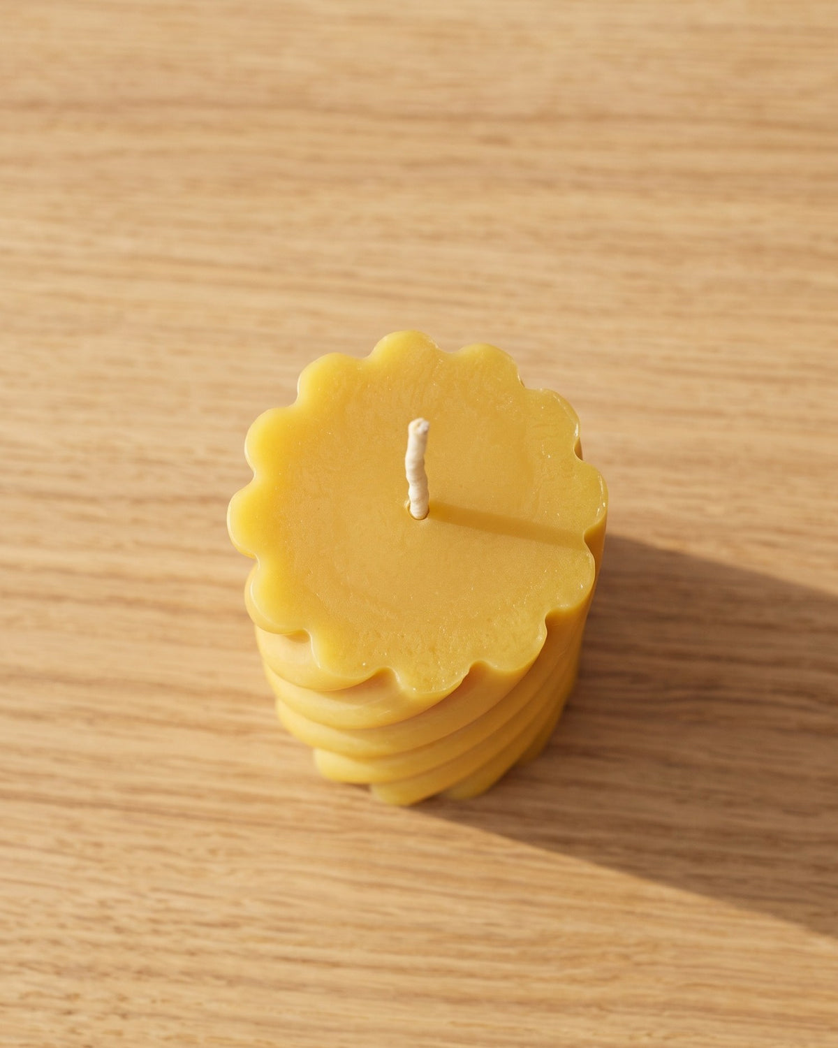 Spiralsäule aus Bienenwachs von oben mit gewelltem Rand