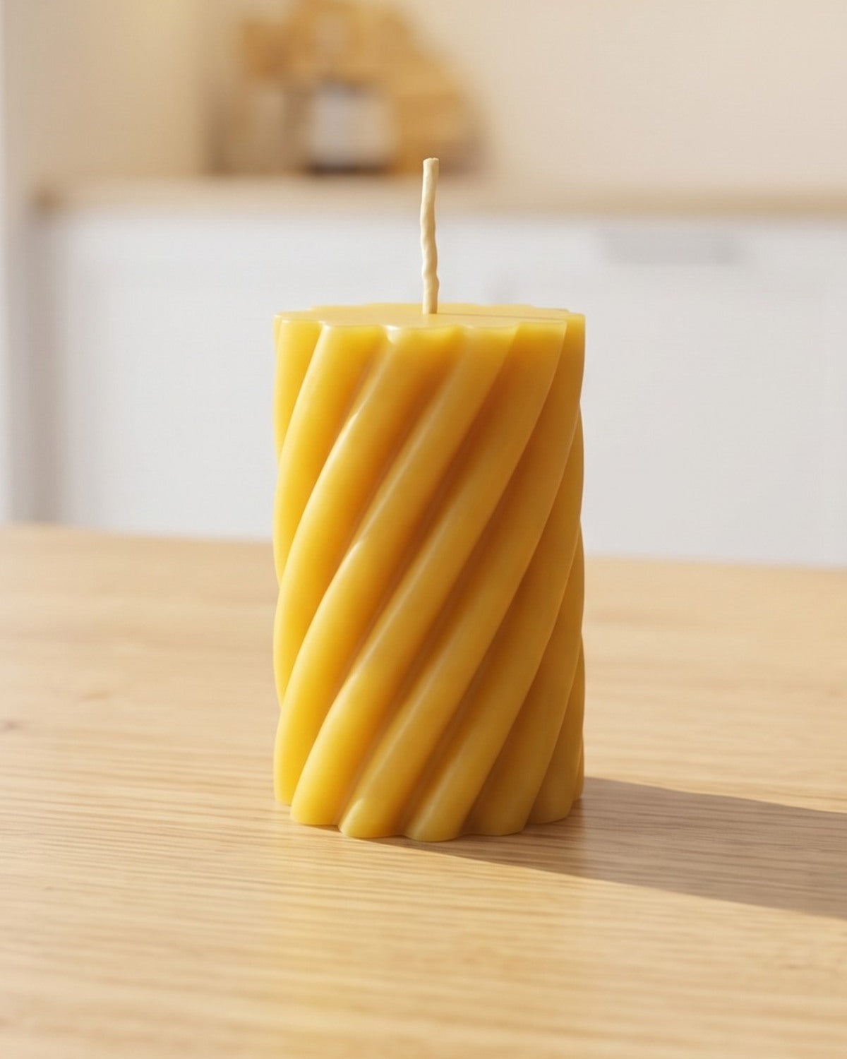 Spiralsäule aus 100 % Bienenwachs mit geschwungenen Rillen