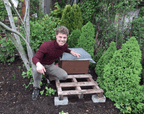 Imker Philipp Harde an einer Bienenbeute in Dortmund
