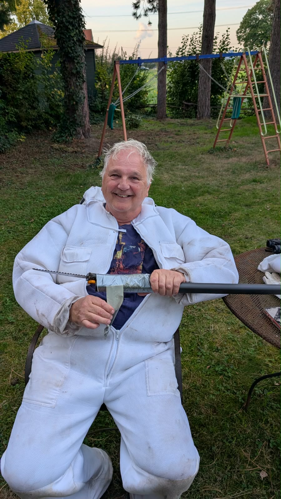 Uwe König im weißen Schutzanzug mit seiner Teleskopstange